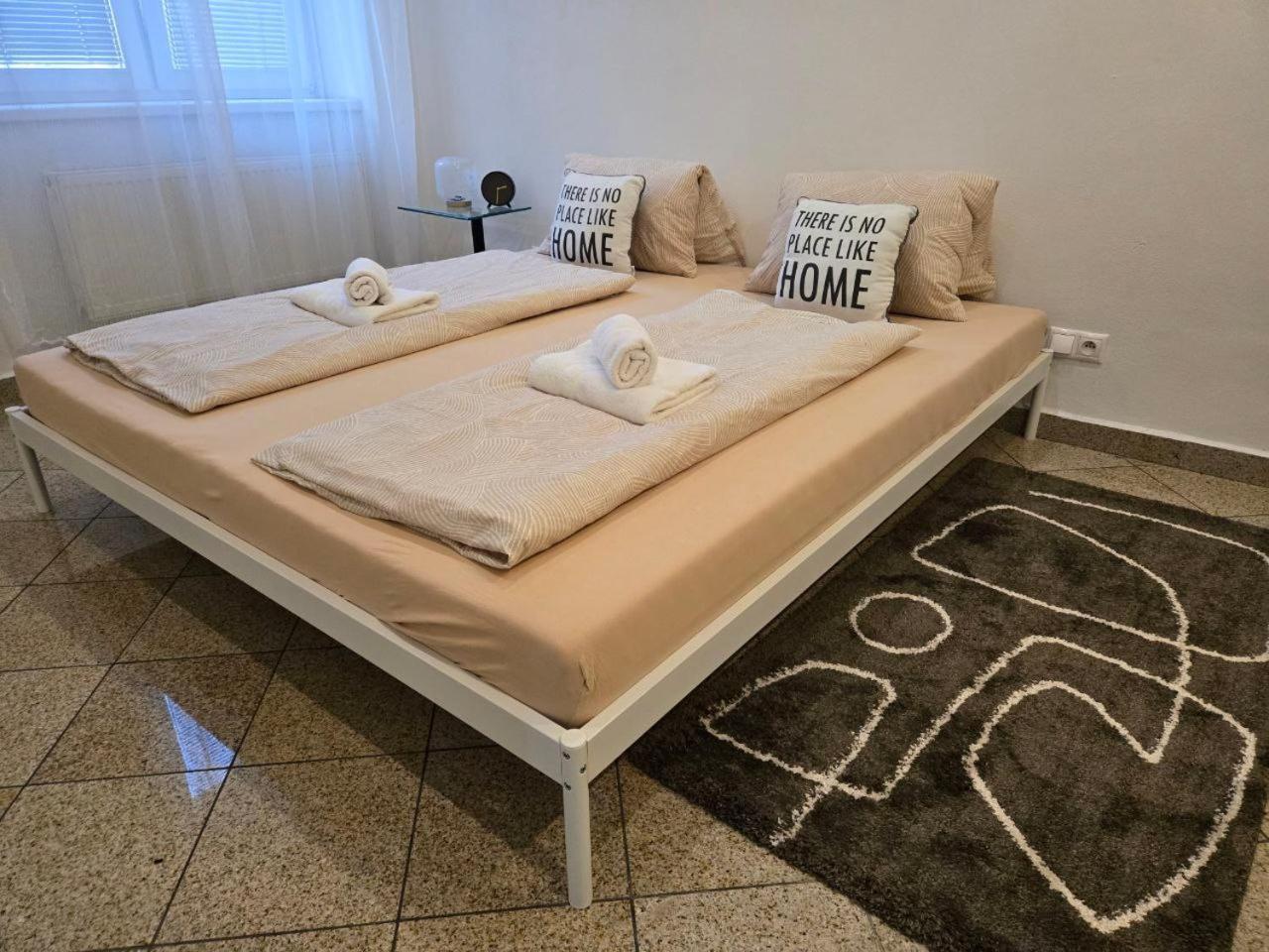 Newly Renovated 2 Rooms Apartment Downtown Nitra Exterior foto