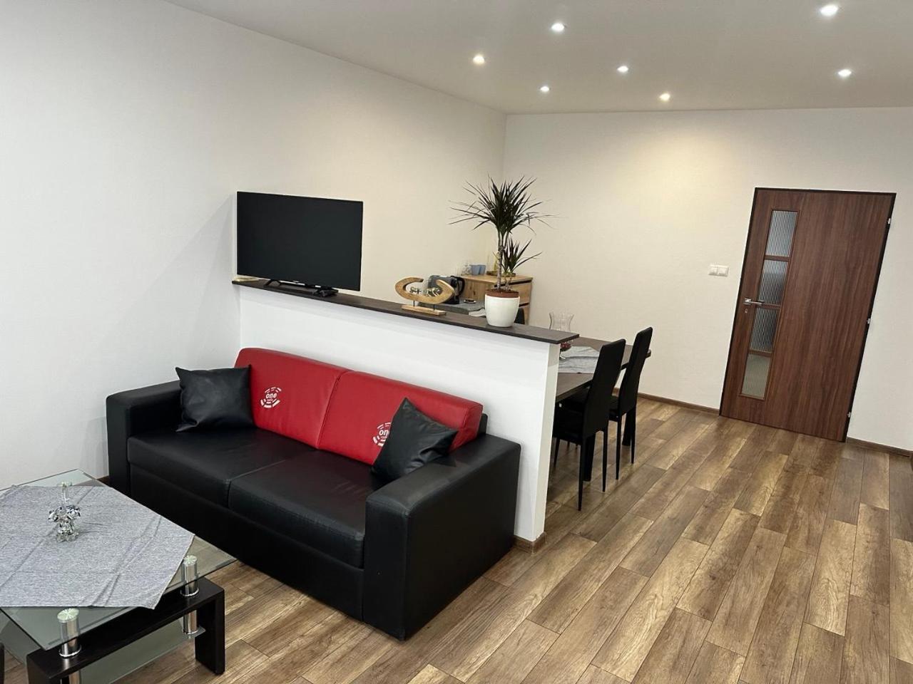 Newly Renovated 2 Rooms Apartment Downtown Nitra Exterior foto